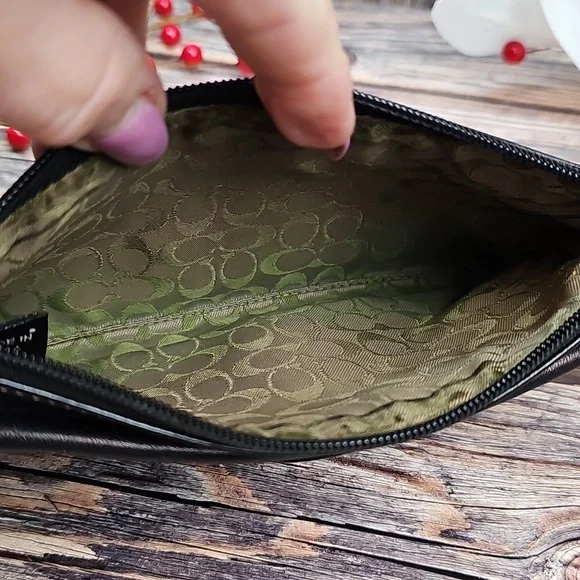 COACH BLACK LEATHER BUCKLE POCKET WRISTLET - Picture 10 of 16